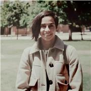 Maestra de Educación Primaria imparte clases de apoyo a alumnos de Primaria